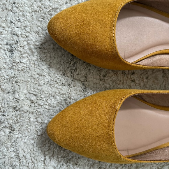 Old Navy Yellow Flats - Picture 4 of 4